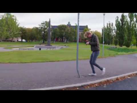 Anders "Ankan" Johansson Går In I En Stolpe