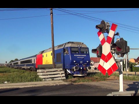Romanian railroad crossing in Oradea-The Inter Regio Train 1833 Iași-Timișoara Nord-04.09.2020