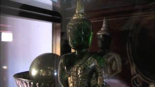 preview picture of video 'Incredible Gold and Silver Buddha Images at Wat Phra That Si Chom, Thailand'