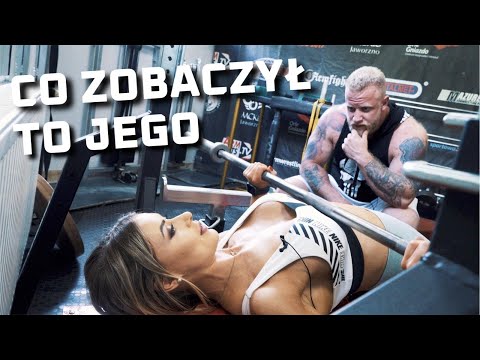 ZIĘCINA WYCISKA BEZ KOSZULI POD OKIEM WAGONA