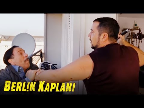Berlin Kaplanı - Enişteyi Mıncıka ile Dövüyor