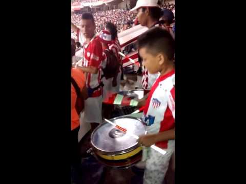 "***Se alegra tocando redoblante en el estadio en la tribuna sur con (  BLOKE CENTRAL )" Barra: Frente Rojiblanco Sur • Club: Junior de Barranquilla