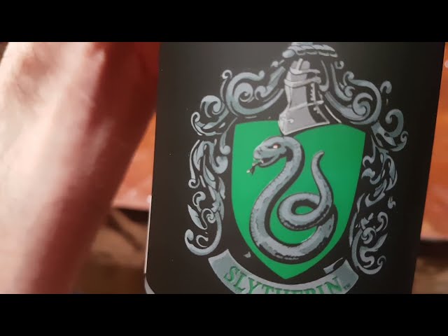 Vídeo relacionado con Cinereplicas Harry Potter - Botella de agua Hufflepuff - Licencia oficial