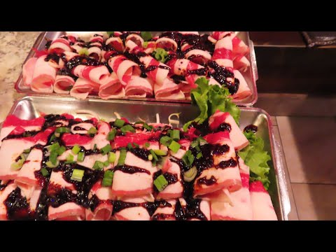 Almoçando no churrasco coreano azul com Jao-Wit