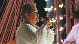 Lupita D'Alessio - Huele a Peligro (En Vivo)