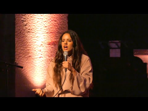 Rosalía en el Monasterio de Veruela - Por Mi Puerta No Lo Pasen