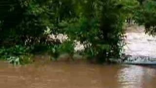 preview picture of video 'bridge to riverview cemetary during flood'