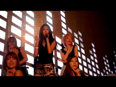 121201- G.NA BLACK & WHITE at Singapore Courts. :D @ginachoi87