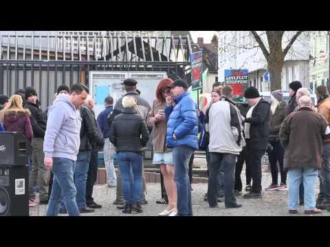 Rechtsradikale Bürger*innen versammeln sich in Haiger