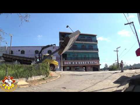 Nereu Scorsatto retira a placa gigante e leva para Botucatu