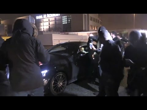 Les joueurs du PSG chahutés par les supporters à leur arrivée au Bourget