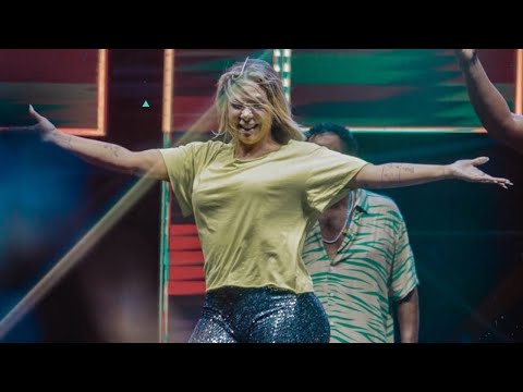 Carla Perez rouba a cena em show de 30 anos do É o Tchan