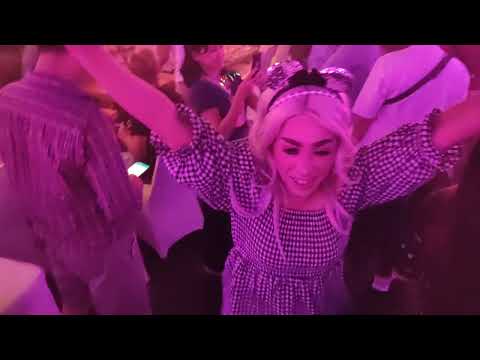 smua artis Bali ikut bergoyang si ratu ambyar Gek Diah 3G meny*nyo ehh.Menyanyi.(ku tak bisa slank)