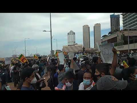 Protesters gather near Galle Face Green from morning. 🇱🇰 #gohomegota