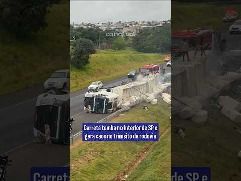 Carreta tomba no interior de SP e gera caos no trânsito de rodovia