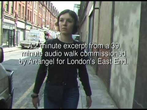 The Missing Voice (Case Study B) [Η ελλείπουσα φωνή (Μελέτη περίπτωσης Β)] της Janet Cardiff [Τζάνετ Κάρντιφ], παραγωγή Artangel, Λονδίνο 1999. Τεκμηρίωση ηχητικού περιπάτου με διωτική (binaural) ηχογράφηση, η οποία διανεμόταν σε φορητές συσκευές από τη δημόσια βιβλιοθήκη του Whitechapel. Η ακρόαση με ενδοακουστικά καθοδηγεί τη διαδρομή του περιπατητή ή της περιπατήτριας στην πόλη και μετατρέπει τον δημόσιο χώρο σε σκηνή.