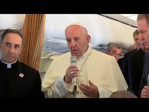 Interview du pape dans l’avion en route vers genève