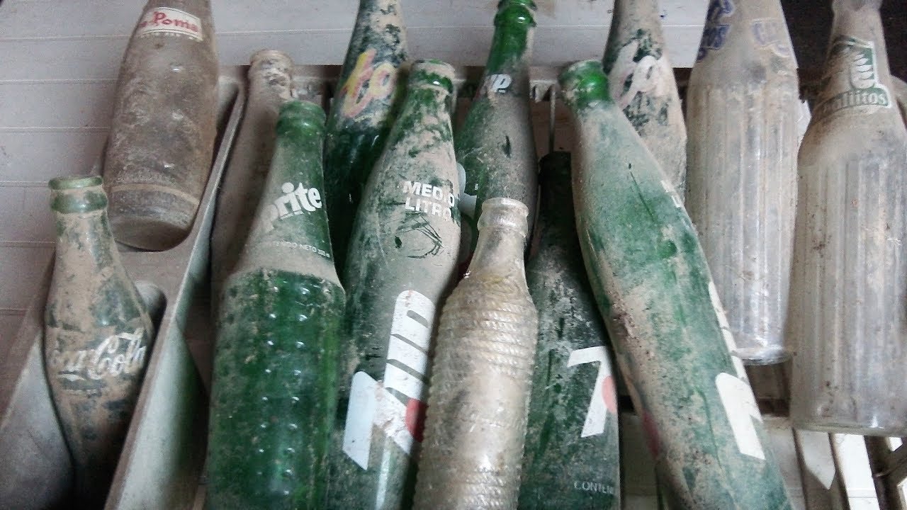 Encontré Botellas Antiguas de refrescos, cervezas y licores mexicanos.