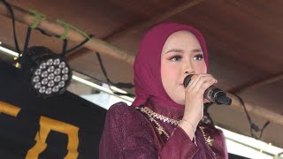 Download lagu Selfie Yamma Lida after singing and taking a photo with the bride and groom before returning home mp3