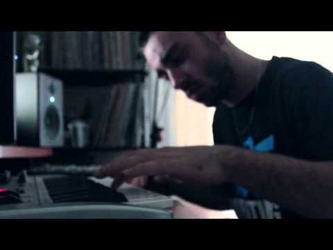 OYOSHE MAKING BEAT : PLAYS A SAMPLE