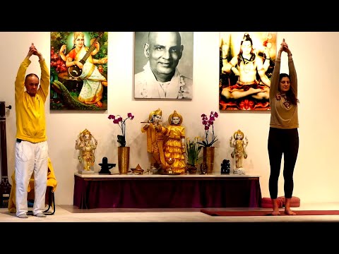 Yogastunde 'Exakt' mit Wolfgang - Yoga Vidya Mittelstufe Live - 9:15 Uhr 27.09.2021