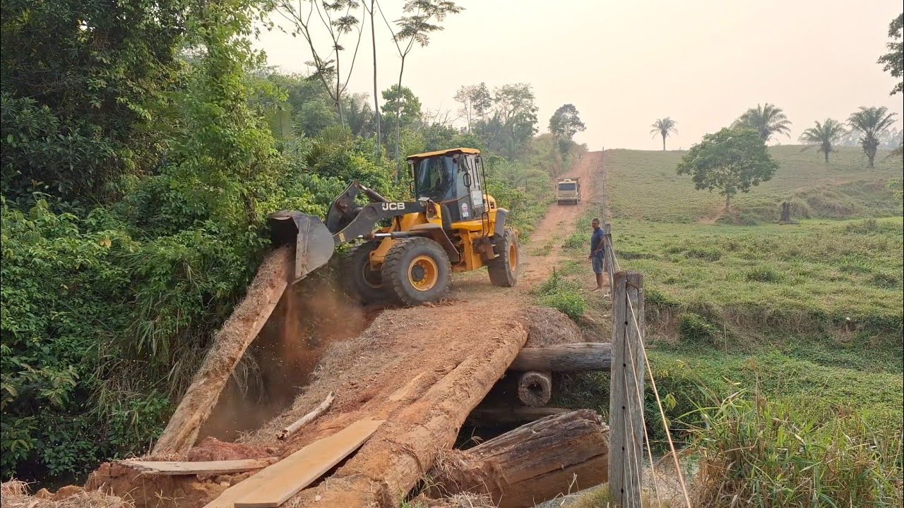 ATERRANDO  LOCAL DA PONTE COM PÁ CARREGADEIRA JCB 426ZX