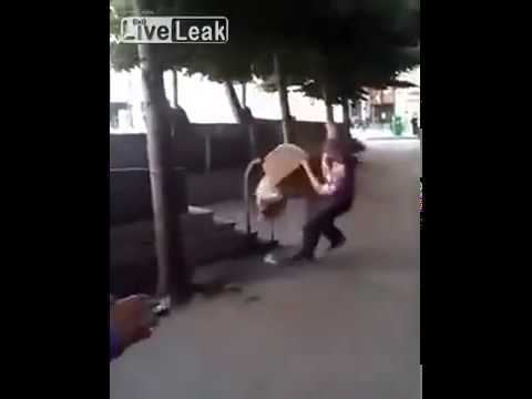 Idiota vs. kosz na śmieci