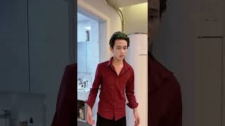 哈莉·奎茵正在看万圣节恐怖电影