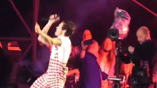 Harry Styles in concert while Olivia Wilde watches - Best Celebrity videos - @owildedaily