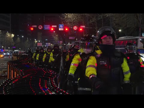 Police guard Seoul Western District Court as protesters enter court building | AFP