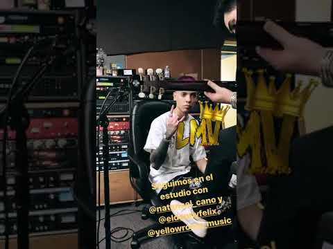 Danny Felix tocándole a Natanael Cano