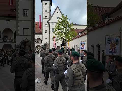 Einzug der Militärmusik Kärnten in den Landhaushof, zur Feier des 10. Oktobers.