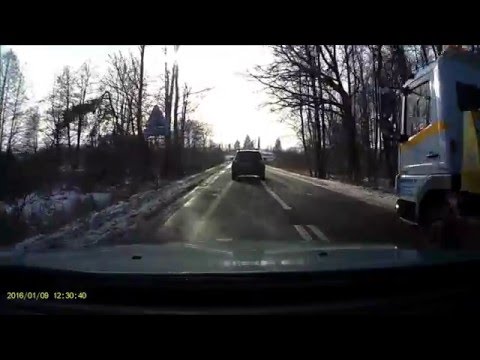 Miodary (pow. oleśnicki) auto wypadło z drogi.