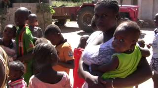 preview picture of video 'GAMBIA - december 2012 - Bafuloto village 2'