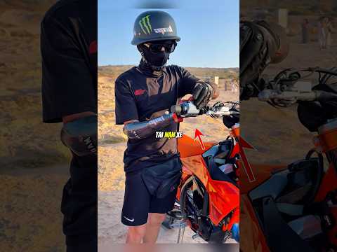 Anh chàng này đã tìm ra một cách tuyệt vời để có thể đi xe máy trở lại 😮