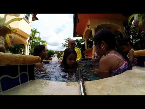 Diversion en la piscina de Pepe y Leity - Club 300