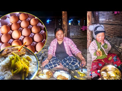 Jina & Jonson enjoying fry egg & rice || Egg meal in middle shelter