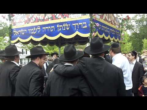 Hachnasas Sefer Torah Dancing