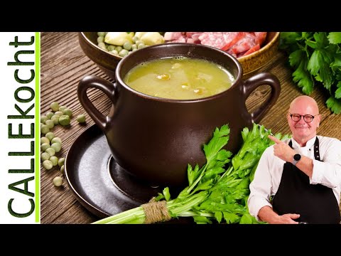 Erbsensuppe auf Eisbein gekocht. Eintopf nach Omas Rezept mit Gemüse