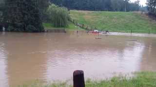 preview picture of video 'Inondation à Ittre - Enfants dans les jardins'