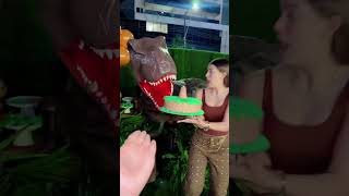 O Dino quase comeu bolo
