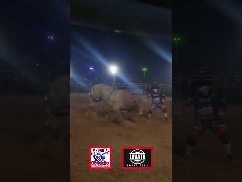 Montaria em touro na festa do peão de santa cruz da esperança 2025