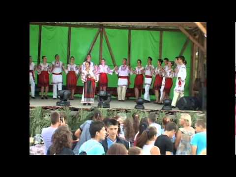 Georgiana Statescu si Ansamblul folcloric Magura Prahovei al caminului cultural din comuna Adunati