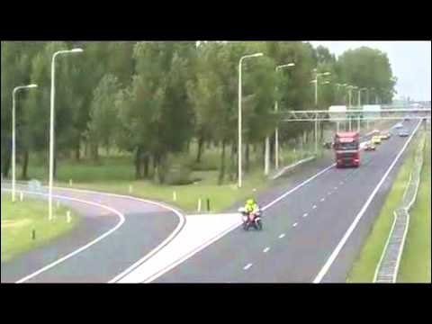 , title : 'Policier en moto écrasé sur l'autoroute par une voiture!!! - Joke TV'