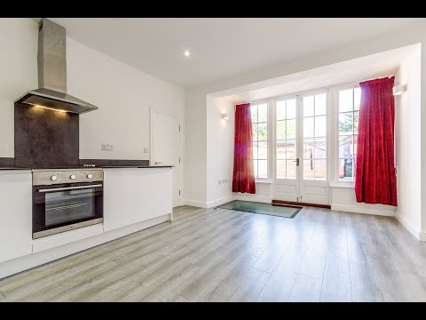 London Street Swaffham.  Refurbished split level apartment with basement bedroom.