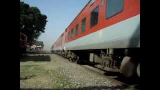 preview picture of video 'RAJDHANI EXPRESS 12424 NDLS DBRT RAFTAR KI RANI'