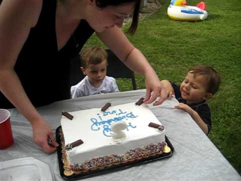 Tino Bday - How much does Paxton like cake? 071710