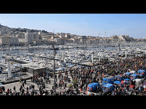 Réforme des retraites : à Marseille, les manifestants rassemblés en masse sur le Vieux-Port