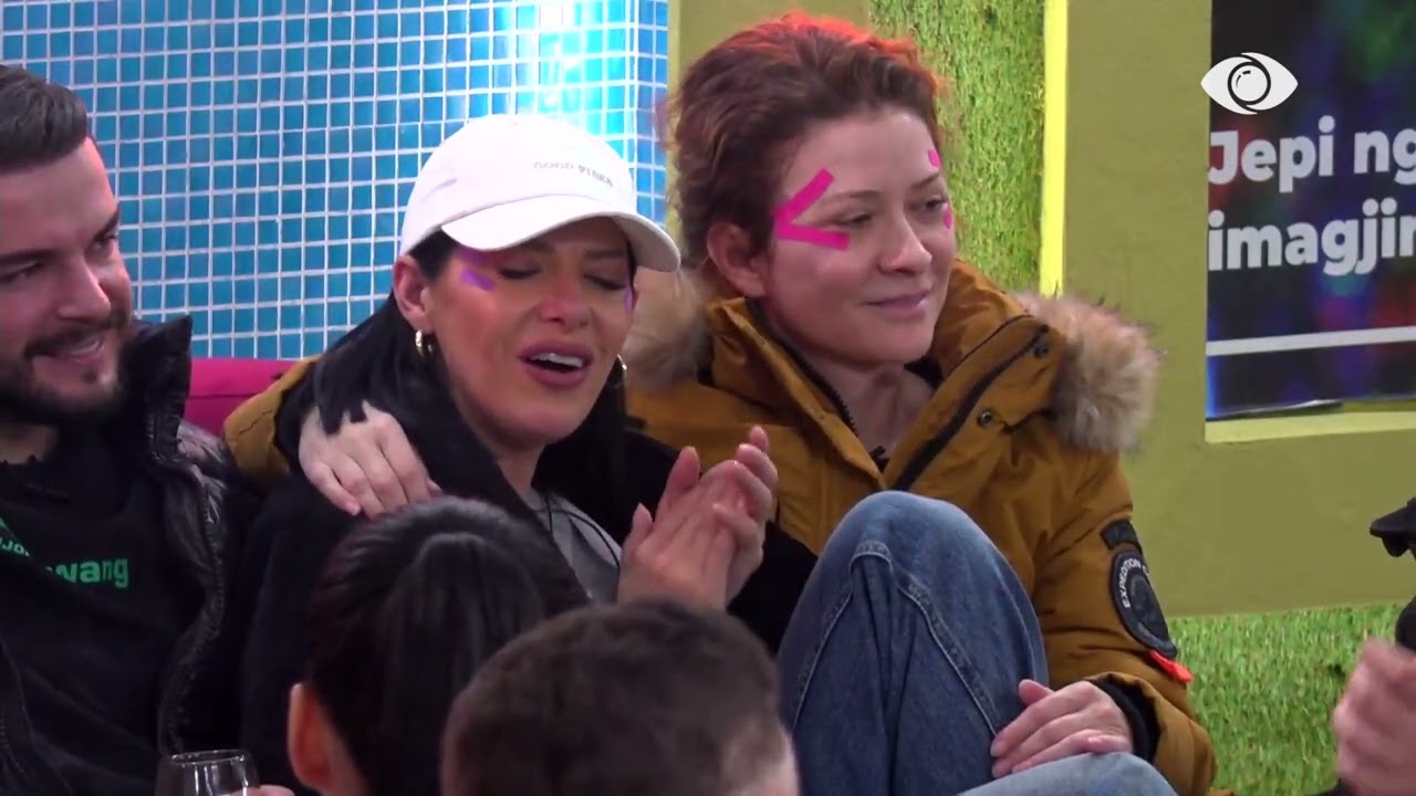Energji pozitive/ Banorët këndojnë të mbledhur të gjithë bashkë në oborr - Big Brother Albania VIP 3