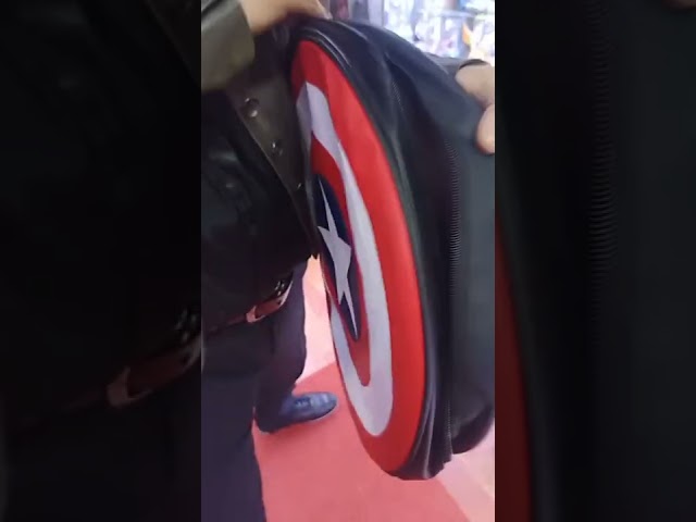 Vídeo relacionado con SUPYINI Capitán América escudo suave lanzador juguete disfraz heroico juego de rol héroe disfraz retro para adultos y niños escudo bar decoración de pared